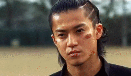 《热血高校》小栗旬饰演的混混泷谷源治让人闻风丧胆