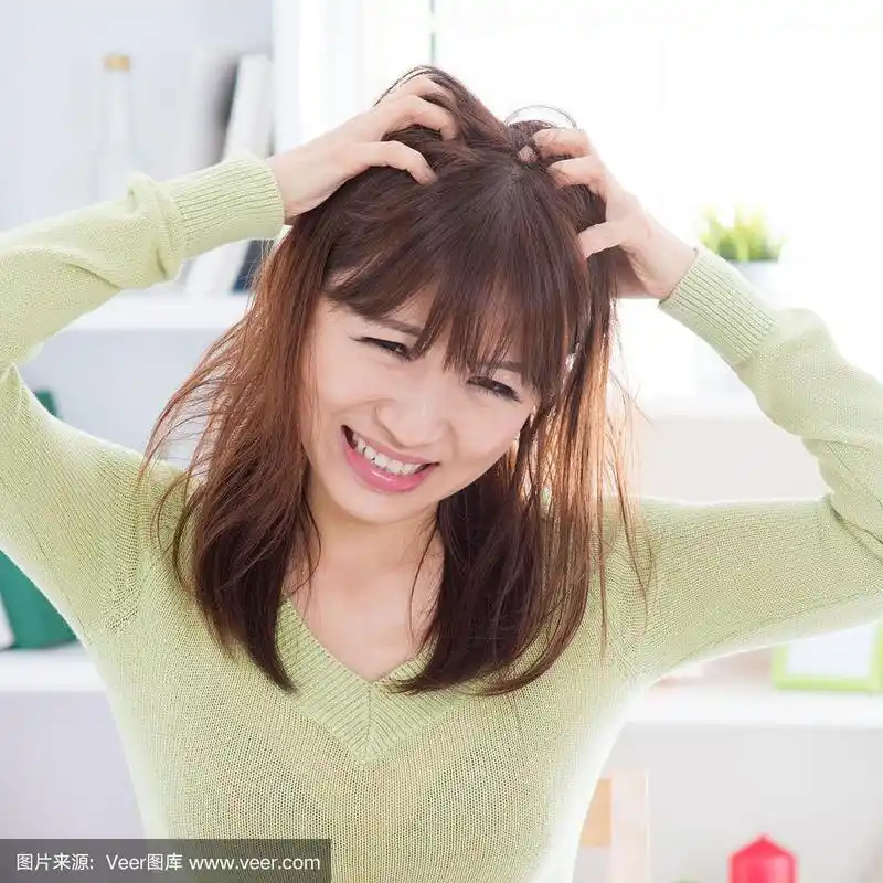 亚洲女人抓痒的头