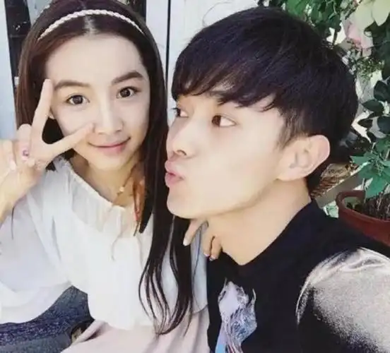 27岁许凯恋情曝光与二字女星街头拥抱甜蜜撒娇同宿酒店一夜