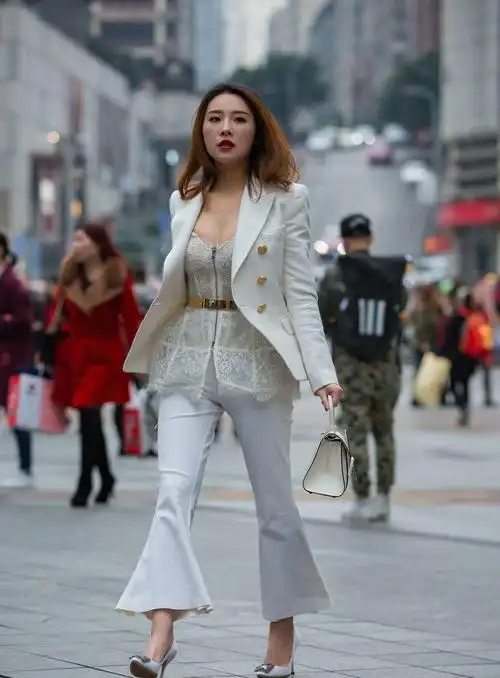 街拍:美女黑色吊带搭配牛仔,简单时尚,是一种迷人的简约美