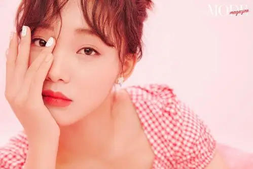 分享一组吕小雨图片给大家,图中的明星图片壁纸会点缀你的电脑桌面