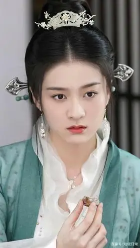 张雪迎古装壁纸:气质高雅不俗,彰显不一样的古典美