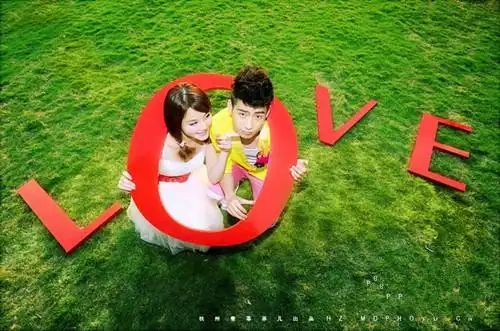 自然清新情侣图片_在草坪上秀恩爱的情侣