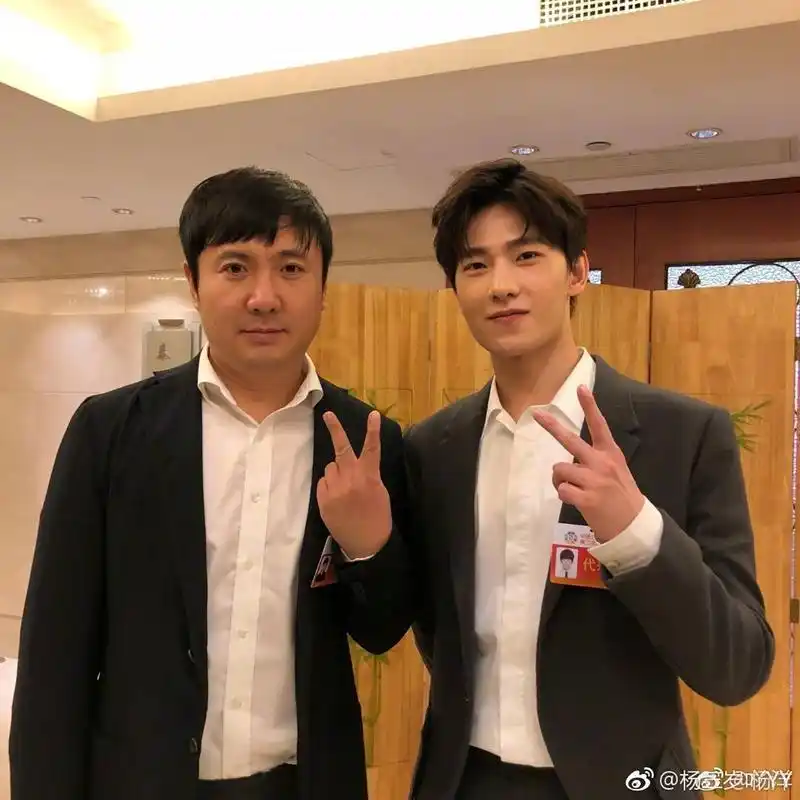 两人合影非常钟爱"剪刀手"pose.