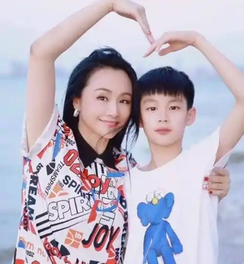 原创曹颖久违分享出游照和儿子在海边度假11岁王子颜值超高