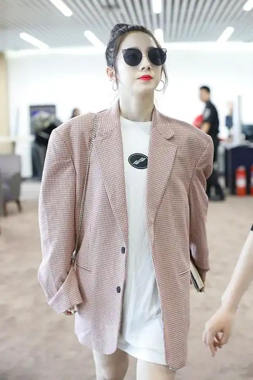 孟美岐机场西装街拍照图片