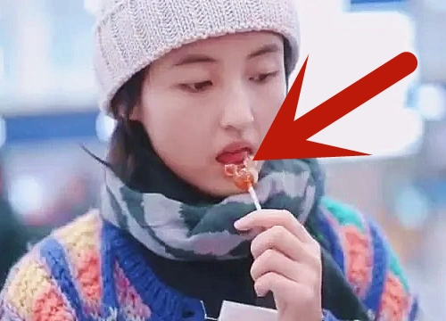 张子枫走机场手持棒棒糖,可看到糖果颜色,真是见世面了