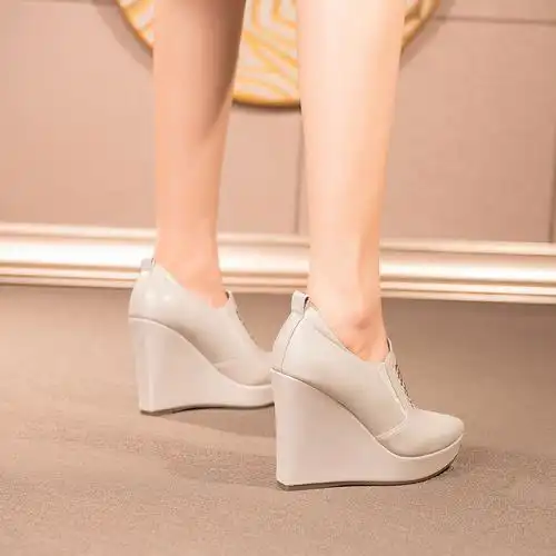 米白色气质坡跟女士单鞋2020秋季新款设计感尖头深口防水台高跟鞋