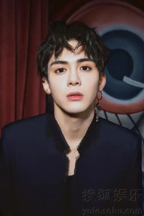 曾舜晞写真曝光 大眼仔眼神杀演绎别样复古范