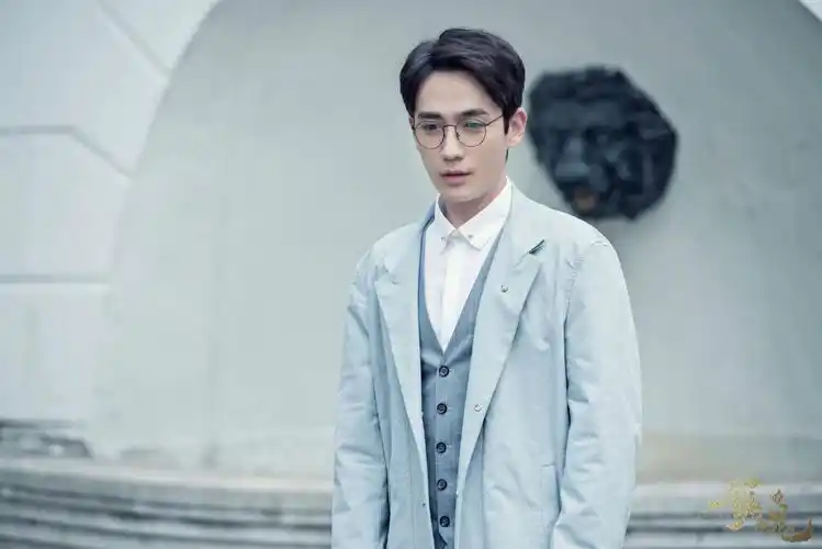 原创王一博禁欲系造型帅出天际跟朱一龙居老师相比就像个雕塑