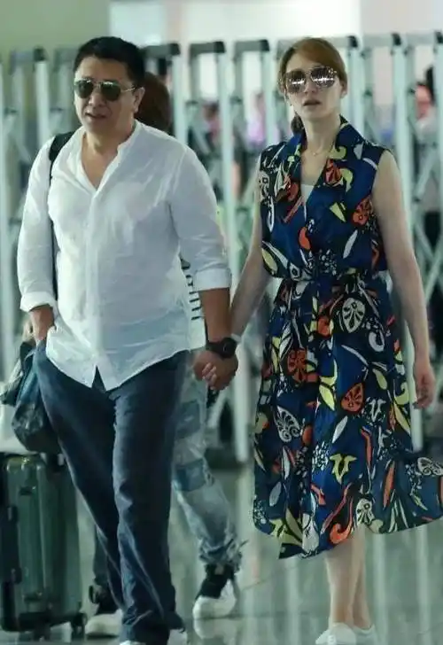 李小冉跟富豪老公走机场,46岁李小冉不修边幅也美得惊艳_活力_经典_的