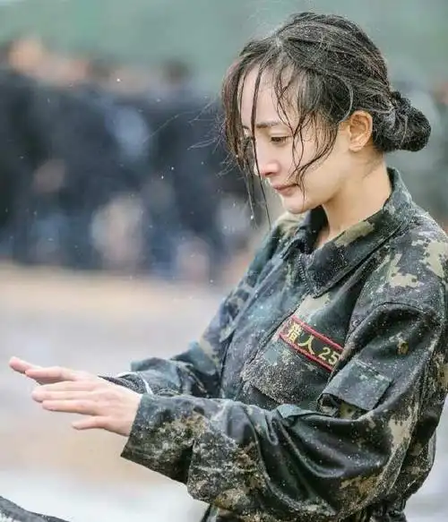 杨幂有多优秀?穿上军装的她英姿飒爽,真是巾帼不让须眉