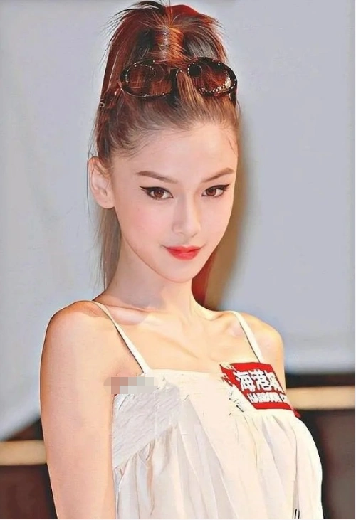 angelababy早期照片,网友说像小魔女,可以算是神颜了吧?