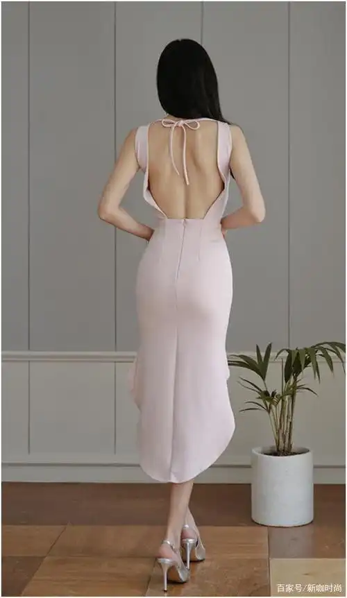 李小璐换个风格也招摇,一袭白裙大露后背,堪称"辣妈界翘楚"