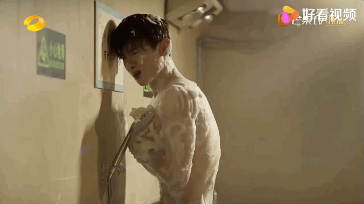 他这腹肌比我未来还清晰可惜是假的