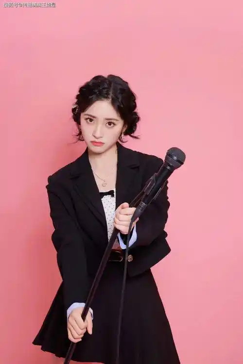 沈月夸夸术爆火!偷师她这招秒变社交天花板