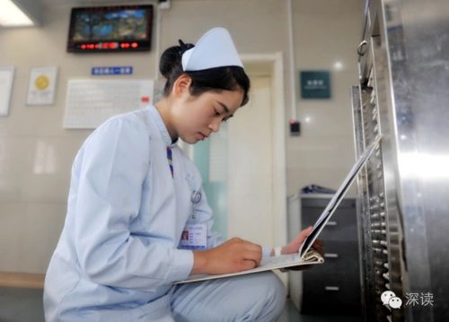 河南女孩雨中跪地救人 被赞"最美90后护士"-搜狐新闻