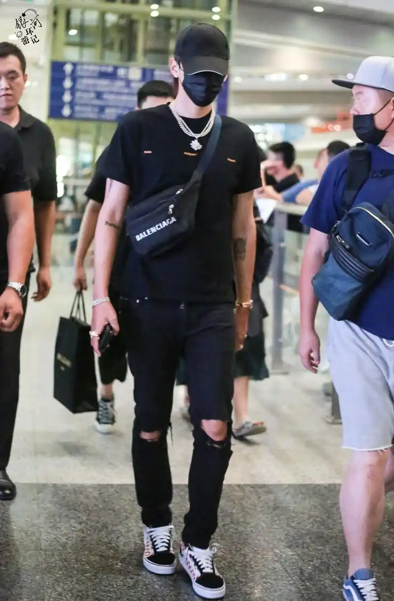 吴亦凡顺利抵达北京:小超人带着自己的新翼回来了!