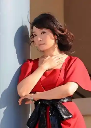 著名女高音歌唱家李丹阳一组新写真在网上曝光,照片中李丹阳一改往日