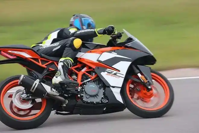 多项升级巩固小排量仿赛霸主地位售价50980元全新ktmrc390国内发布