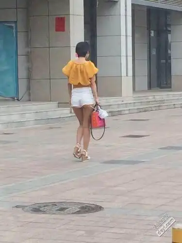 这短裤也太短了吧屁股蛋子都出来了