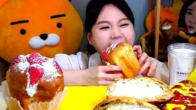 韩国卡妹吃巨大马芬和脆皮奶油面包,大口吃到嘴巴红,吃的太爽了