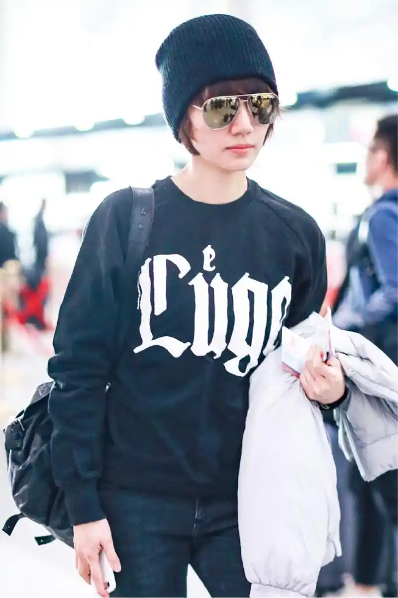 41岁袁泉现身机场,一身黑色系穿搭尽显酷帅,美出新高度!