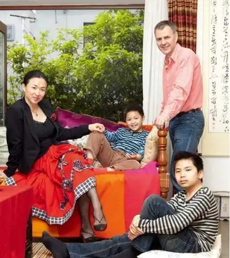 金星带家人理发做美甲儿子侧颜超帅女儿穿着朴素似路人