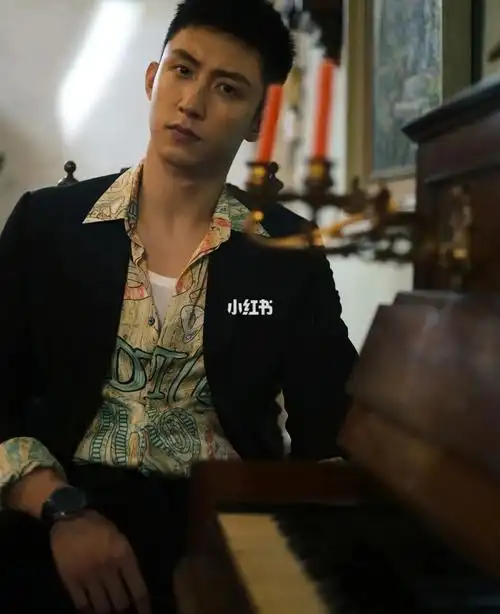 黄景瑜穿的花里胡哨