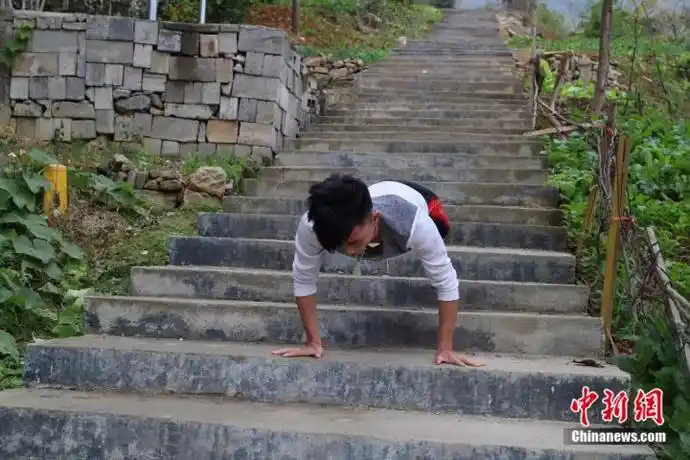 小伙遇车祸高位截肢后找到真爱 妻子:我就是你的腿