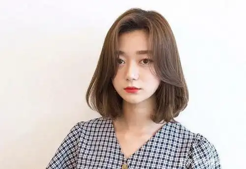 中短发微烫发型,知性优雅很韩范,最适合那些脸圆头发多的女生了