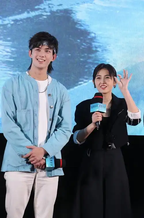 吴磊酷炫狼尾造型青春热血和张子枫同框养眼cp感满满