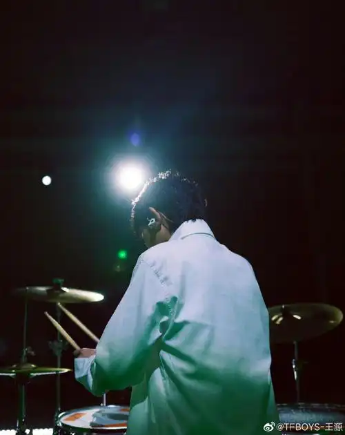 伯克利偶遇王源#来感受一波来自王源的背影系列充满安全感和男友力的