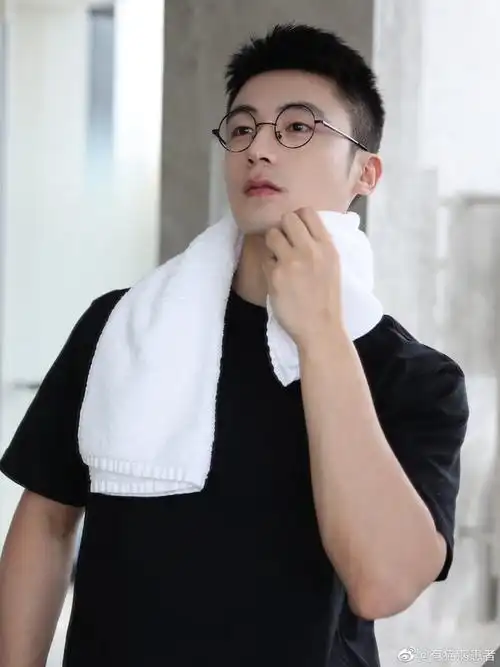 国产眼镜帅哥精致的男孩子薄肌男孩有猫病患者