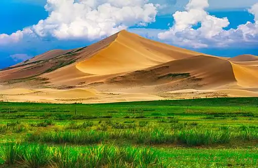 青海省海晏县青海湖沙岛景区草原沙漠风光