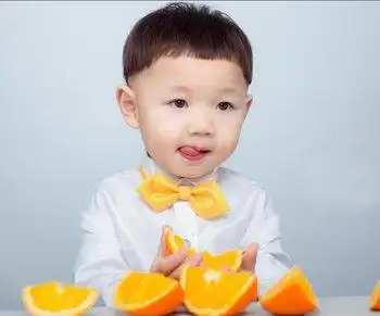 盖盖头就是我们所说的锅盖头发型,锅盖头发型可是很适合男宝宝的发型