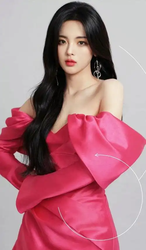 杨超越icon抹胸裙穿搭,真的很美    果然是颜值出道