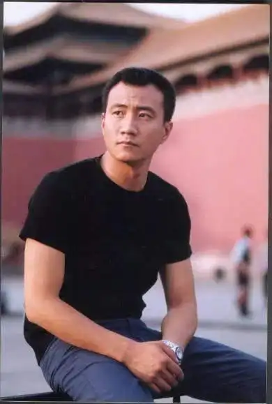 "硬汉"胡军的风流韵事,绯闻不断,妻子却为他生下一双儿女!