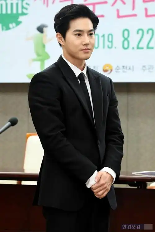 exo金俊勉当选世界动物电影节宣传大使黑西装加持风度翩翩组图