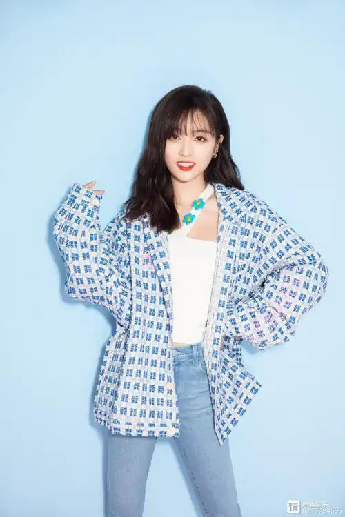 吴宣仪的刘海造型好甜,穿蓝色格纹外套配蓝色牛仔裤,时尚又显白