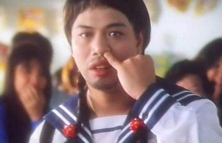 他是身家上亿的总裁,却被周星驰骗去演"如花",掏鼻孔成了经典