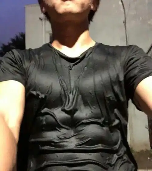 邓超晒八块腹肌网友搞笑回应这种骗人的衣服给我来一套