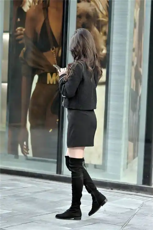 春天的长靴不少人喜欢过膝靴穿出不一样的时尚感觉