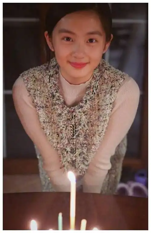 黄磊晒女儿黄多多近照!再次引发网友热议,像极了孙莉?