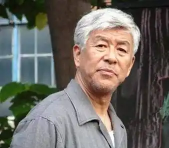 著名演员老戏骨,被孩子掏空家产,近80岁带着患病老伴还在拍戏_张洪杰