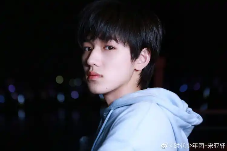 宋亚轩微博写真图片集