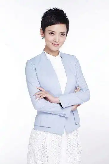 主持人李晓峰拍摄全新宣传照干练短发虏获人心