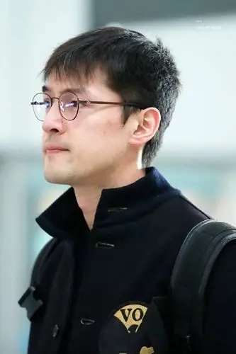 胡歌首都机场素颜图片