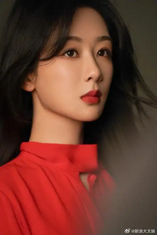 杨紫2023微博综合热度top1##杨紫希望大家爱自己种自己的花