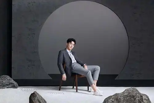 林更新营业发帅照,评论区一片关注腿毛和脚裸,网友:快乐源泉